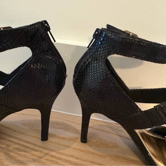 Impo Black Python Snake Print Zip Back Strappy Heels Sz 8 Classic Punk Goth - Picture 5 of 7